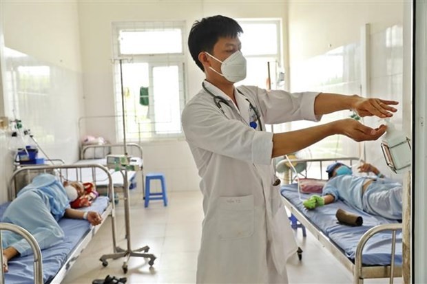 Bác sĩ điều trị cho bệnh nhân Covid-19 nặng ở Thanh Hóa. (Nguồn: TTXVN)