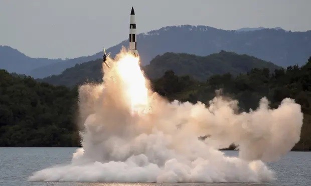Triều Tiên phóng tên lửa đạn đạo, tuyên bố đáp trả hành động 'liều lĩnh khiêu khích' của Hàn Quốc. (Nguồn: AP)