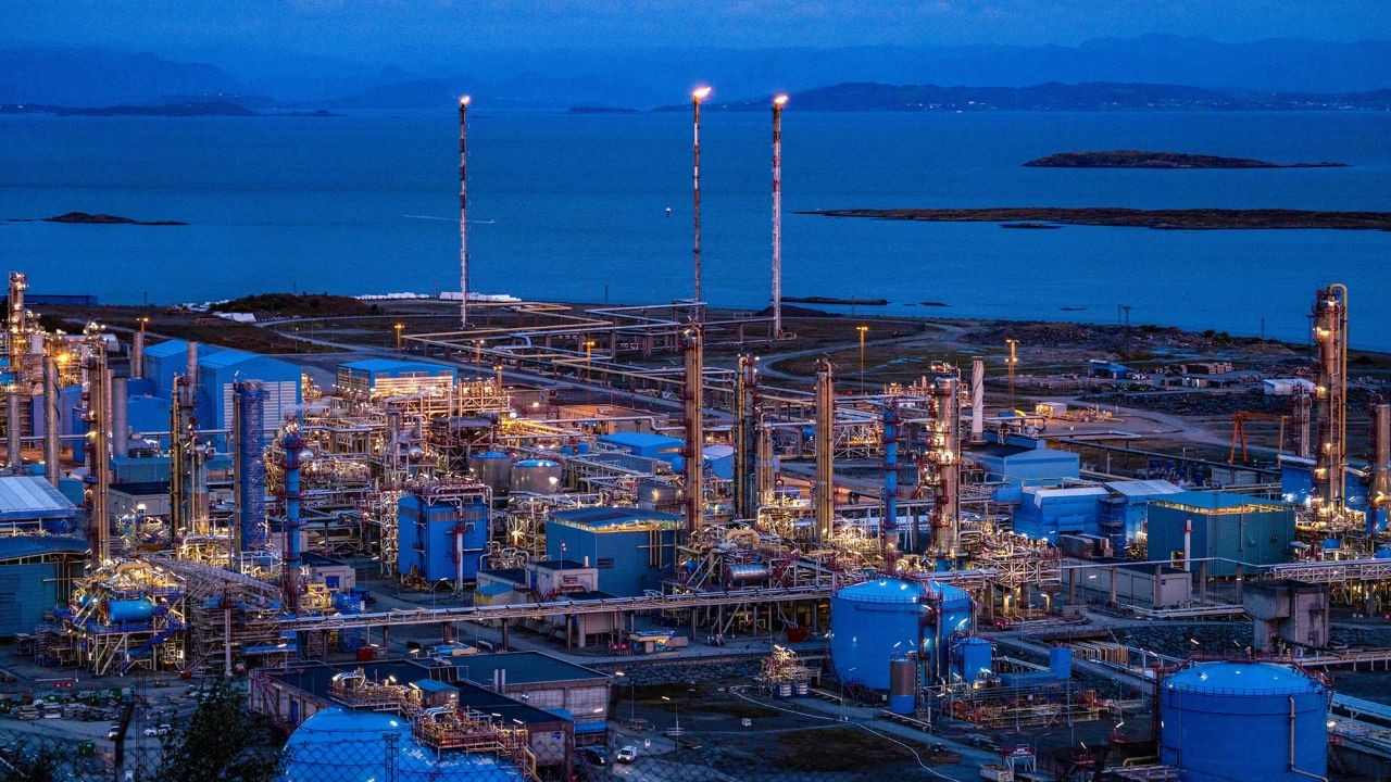 nhà máy xử lý khí Karsto ở đô thị Tysvær thuộc hạt North Rogaland, Na Uy. Nước này, hiện là nhà cung cấp khí đốt lớn nhất cho châu Âu, sẽ tăng cường an ninh xung quanh các cơ sở khai thác dầu của mình, họ cho biết sau cáo buộc phá hoại các đường ống dẫn t
