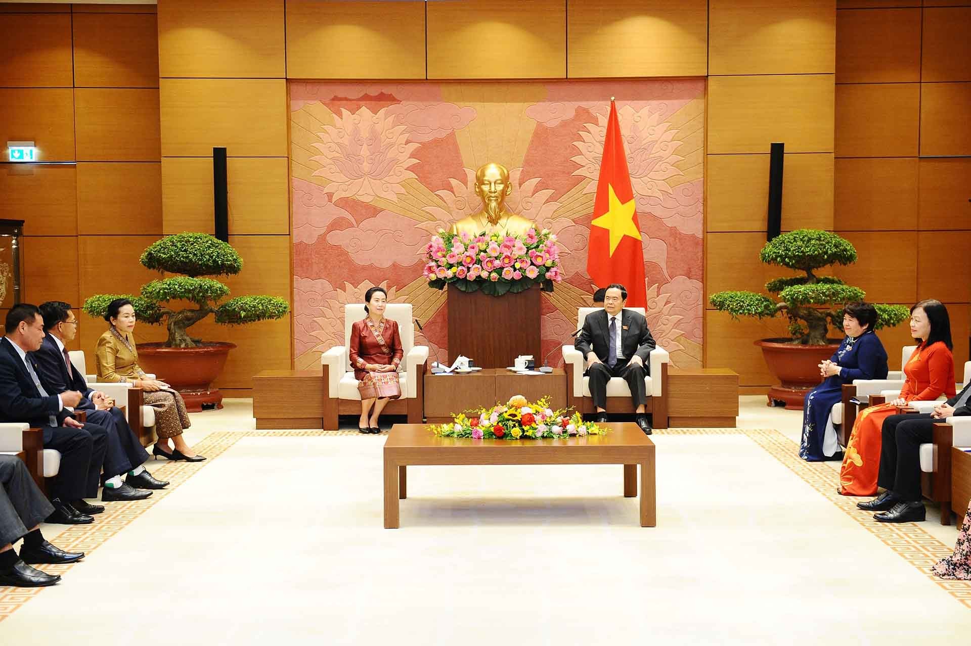 Phó Chủ tịch Thường trực Quốc hội Trần Thanh Mẫn tiếp bà Thoummaly Vongphachanh, Chủ nhiệm Ủy ban văn hóa-xã hội của Quốc hội Lào. (Nguồn: TTXVN)
