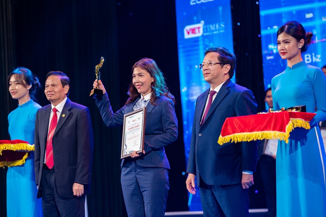 Bà Nguyễn Thị Nguyệt Thu – Phó Giám đốc khối SME đại diện MB nhận giải thưởng cho hạng mục “Sản phẩm, Dịch vụ, Giải pháp chuyển đổi số tiêu biểu”