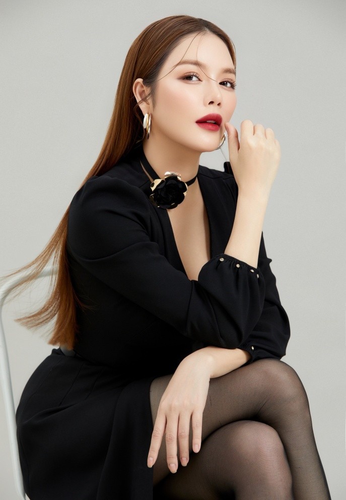 Lý Nhã Kỳ thực hiện bộ ảnh thời trang công sở phong cách Hàn Quốc Lý Nhã Kỳ thực hiện bộ ảnh thời trang công sở phong cách Hàn Quốc