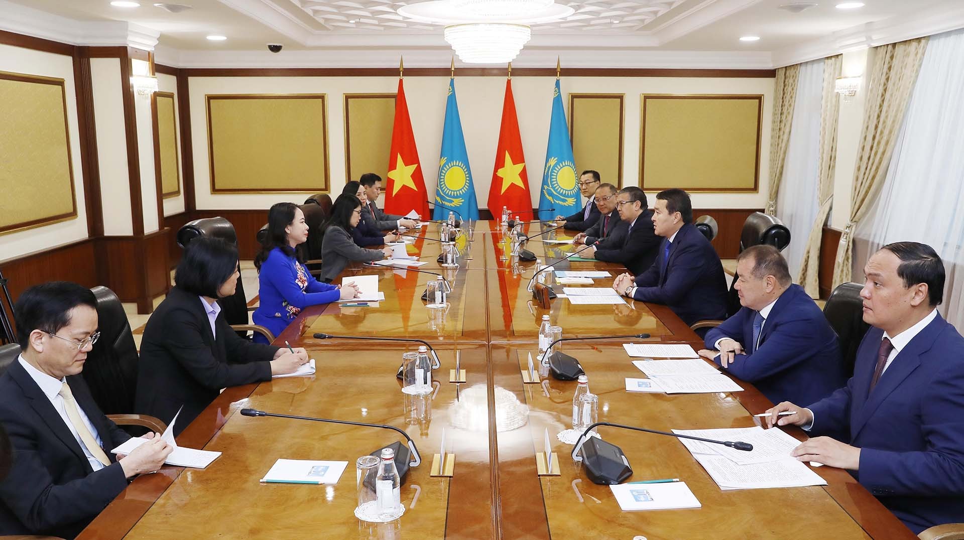 Phó Chủ tịch nước Võ Thị Ánh Xuân hội kiến Thủ tướng Kazakhstan Alikhan Smailov. (Nguồn: TTXVN)