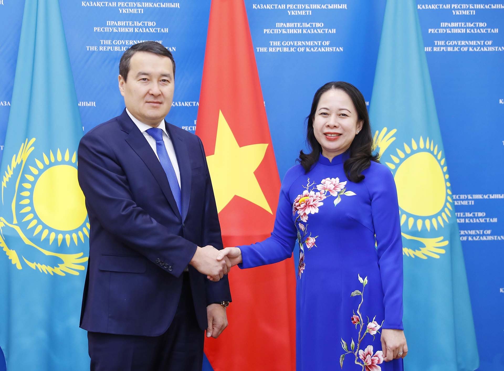Thủ tướng Kazakhstan Alikhan Smailov đón Phó Chủ tịch nước Võ Thị Ánh Xuân. (Nguồn: TTXVN)