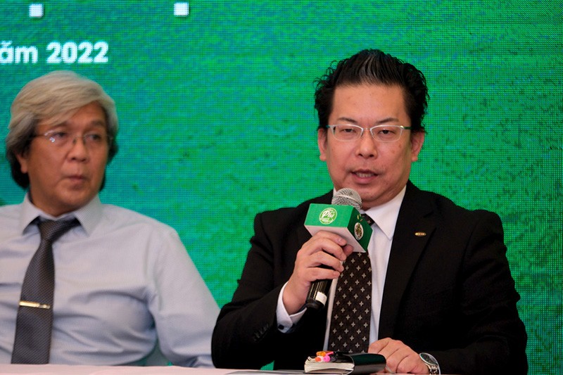 Ông Shimamura Masafumi (phải) - Phó Giám đốc khối Marketing Công ty CP Acecook Việt Nam - phát biểu tại buổi họp báo - Ảnh: NAMc TRẦN