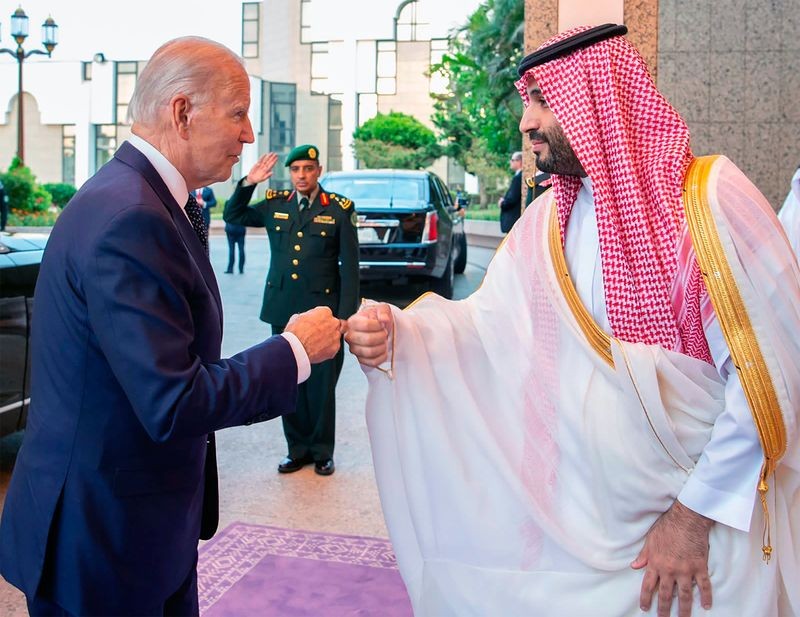 Thái tử Ả Rập Xê Út Mohammed bin Salman và Tổng thống Joe Biden chào bằng nắm đấm tại Ả Rập Xê Út vào tháng 7.(Nguồn: . (Nguồn:  Saudi Press Agency)