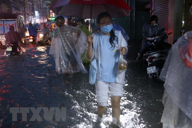 Học sinh tại TP Đà Nẵng phải nghỉ học do ngập lụt trường học
