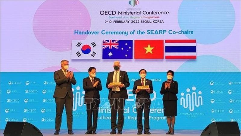 Vietnam accompanies OECD to make contributions to the region