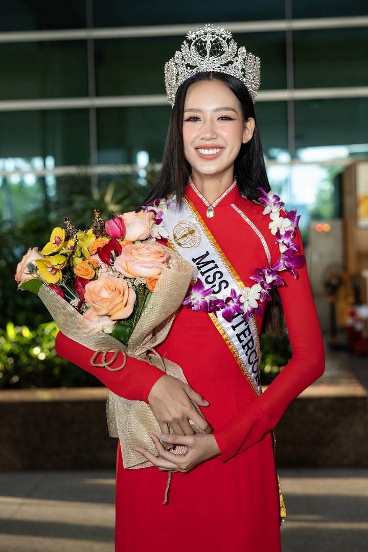 Bảo Ngọc diện áo dài đỏ khi về nước sau khi đăng quang Miss Intercontinental 2022