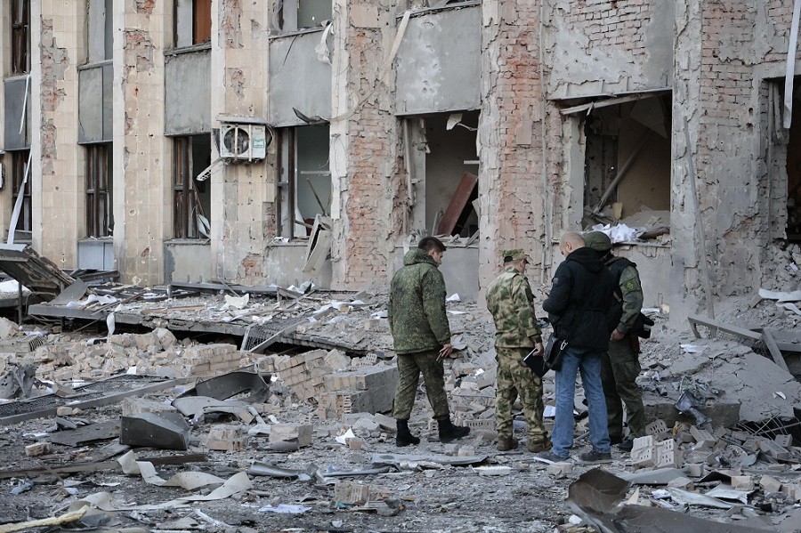(10.17) Moscow cho rằng NATO 'trên thực tế' đã tham gia xung đột Nga-Ukraine - Ảnh: Đống đổ nát của Văn phòng Thị trưởng thành phố Donetsk sau khi bị tên lửa tấn công ngày 16/10. (Nguồn: AP)