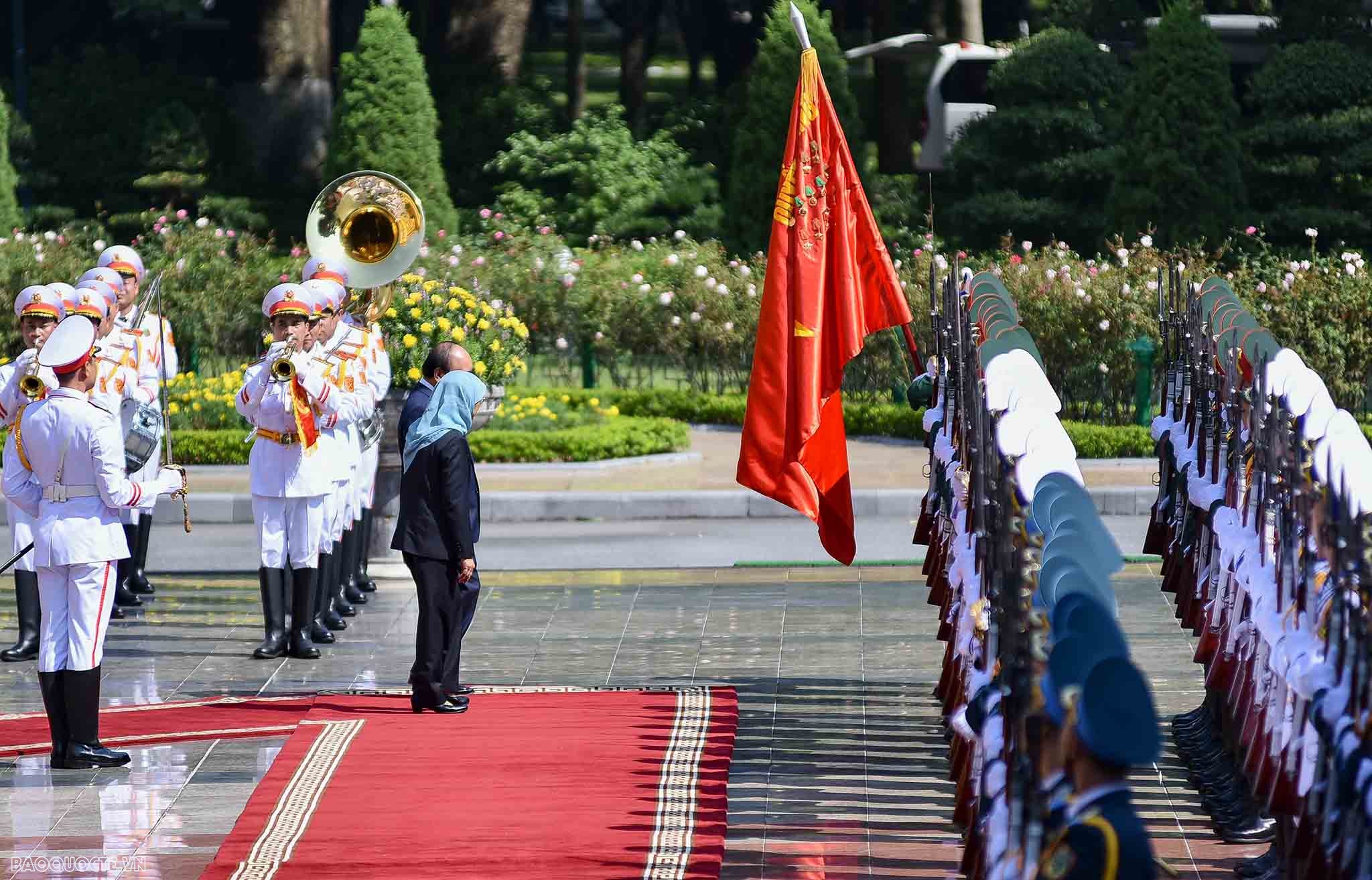 Official welcome ceremony held for Singaporean President Halimah Yacob