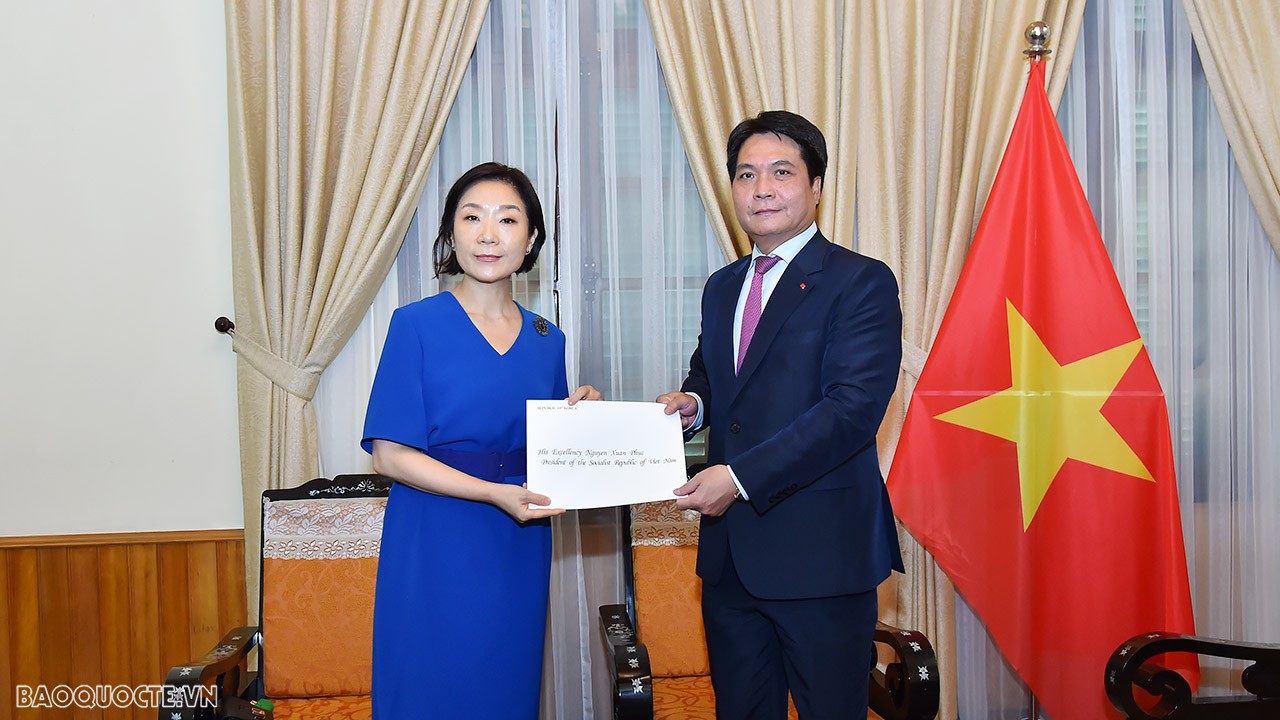 Đại sứ Nguyễn Việt Dũng, Cục trưởng Cục Lễ tân Nhà nước đã tiếp nhận bản sao Thư ủy nhiệm của Tổng thống Hàn Quốc bổ nhiệm bà Oh Youngju làm Đại sứ Hàn Quốc tại Việt Nam. (Ảnh: Anh Sơn)