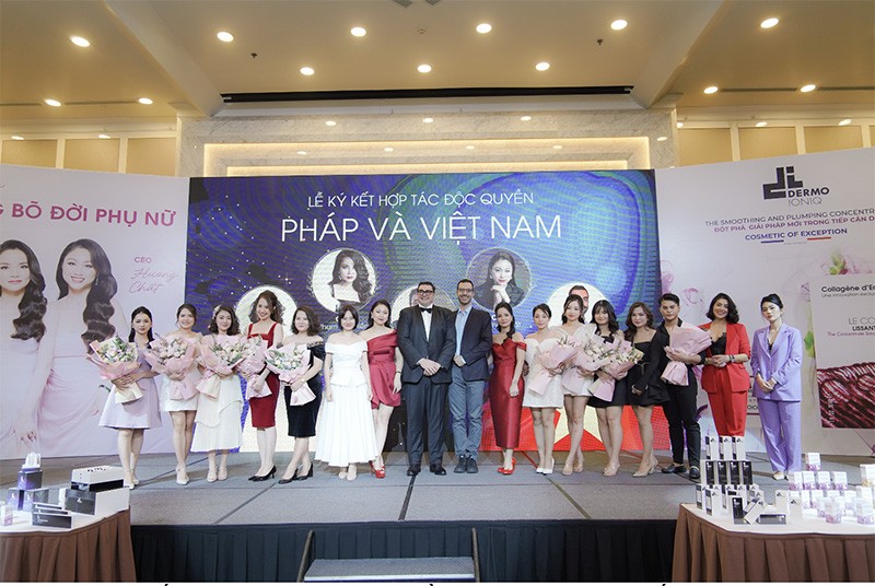 CEO Hương Chất cùng CEO Phạm Thu Hiền chụp ảnh cùng với đối tác Pháp và các đại lý.