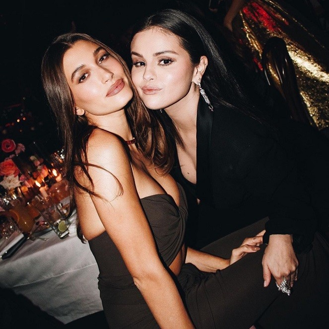 Selena (phải) và Hailey chụp hình cùng nhau bên bàn tiệc tại gala ở Bảo tàng Học viện Điện ảnh đêm thứ Bảy. Tình cũ và vợ của Justin Bieber là hai trong số rất nhiều nghệ sĩ Hollywood được mời tham dự sự kiện này. Họ vui vẻ tạo dáng trước ống kính nhiếp ảnh gia Tyrell Hampton như hai người bạn thân. Những bức ảnh được Tyrell đăng trên Instagram của anh sau đêm tiệc.