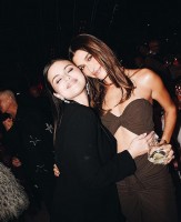Những hình ảnh thân thiết của ca sĩ Selena Gomez và người mẫu Hailey Bieber khi dự sự kiện