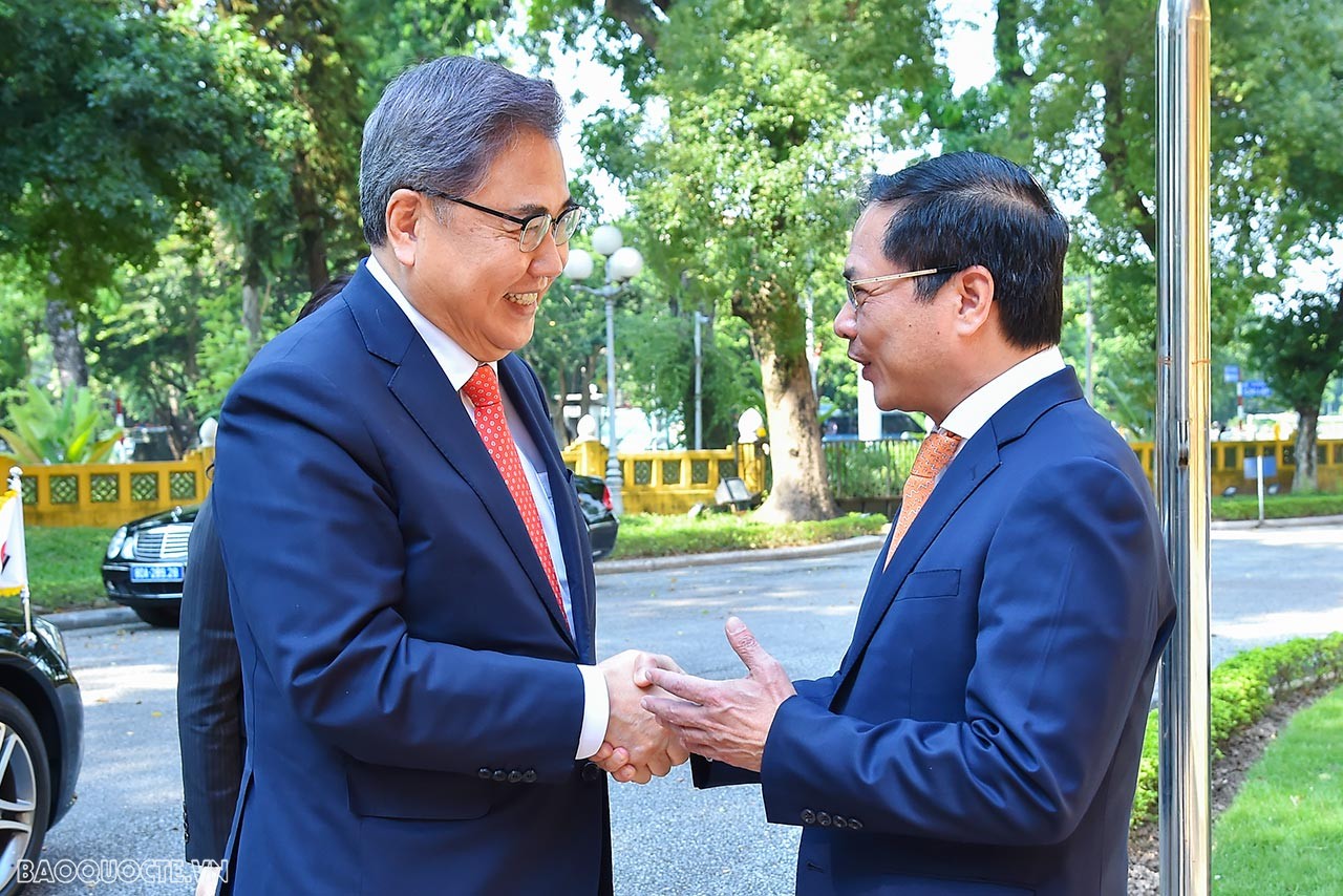 Đón Bộ trưởng Ngoại giao Hàn Quốc Park, Bộ trưởng Ngoại giao Bùi Thanh Sơn vui mừng nhận thấy quan hệ Việt Nam - Hàn Quốc sau 30 năm đã đạt nhiều thành tựu nổi bật, hai quốc gia đang là những đối tác quan trọng hàng đầu của nhau.