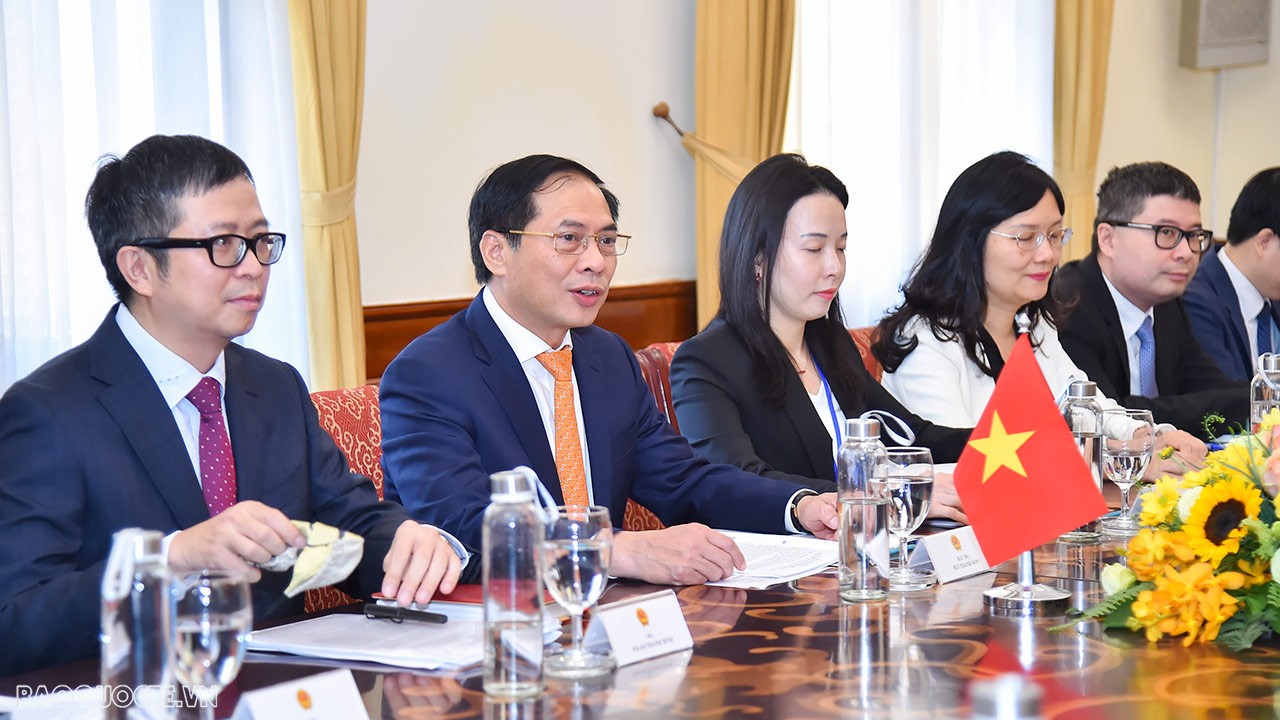 Hai bên đã ký Hiệp định thương mại tự do Việt Nam - Hàn Quốc (VKFTA) từ năm 2015 và hiện đang được triển khai hiệu quả. Các cơ chế hợp tác song phương tiếp tục được duy trì như Ủy ban liên Chính phủ về hợp tác kinh tế và khoa học kỹ thuật Việt Nam - Hàn Quốc, Ủy ban hỗn hợp cấp Bộ trưởng về hợp tác trong lĩnh vực điện hạt nhân, năng lượng và công nghiệp, Đối thoại về kinh tế cấp Phó Thủ tướng Việt Nam - Hàn Quốc.
