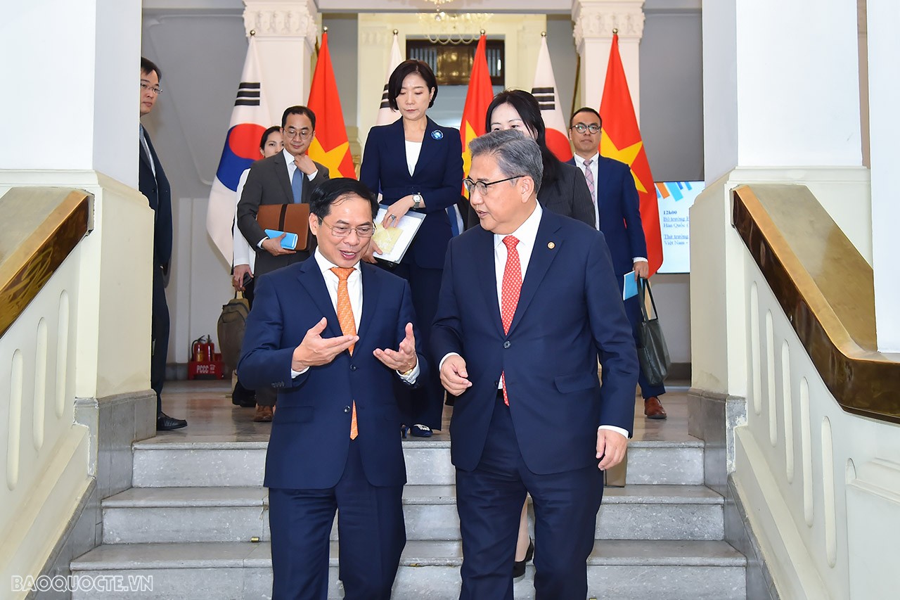 FM Bui Thanh Son welcomed and held talks with Korean FM Park Jin