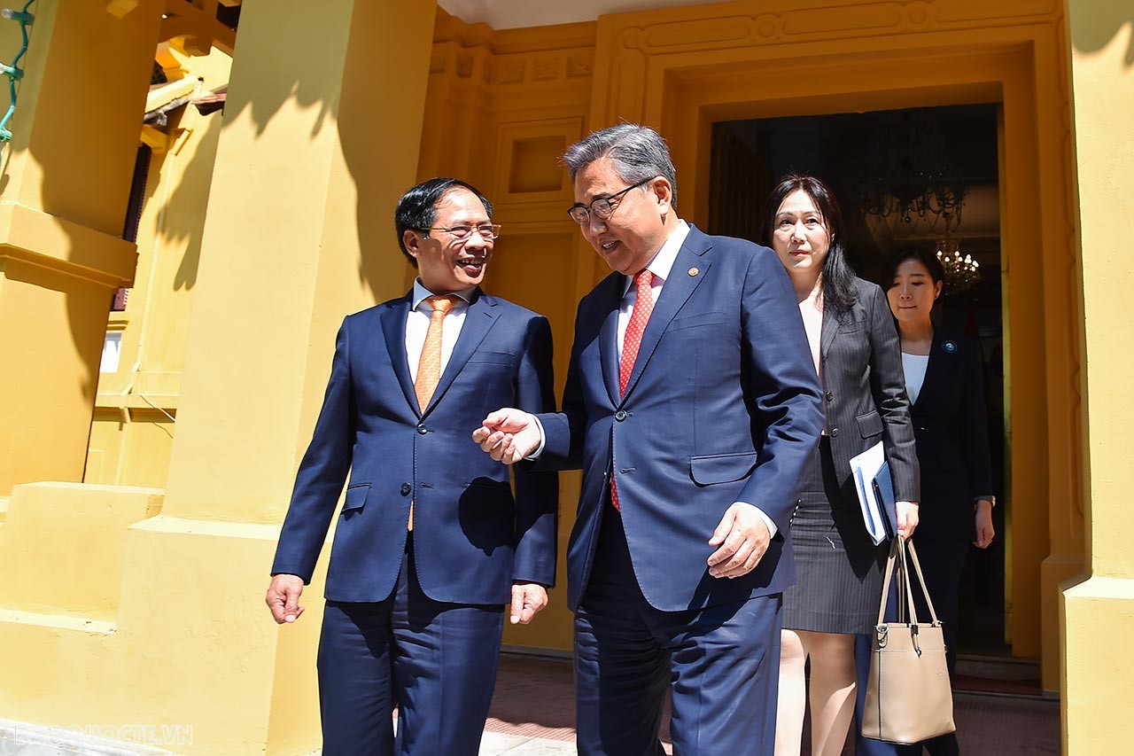 FM Bui Thanh Son welcomed and held talks with Korean FM Park Jin