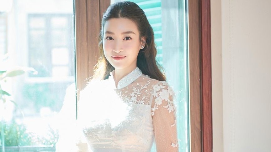 Hoa hậu Đỗ Mỹ Linh dịu dàng với áo dài trắng tinh khôi trong lễ ăn hỏi