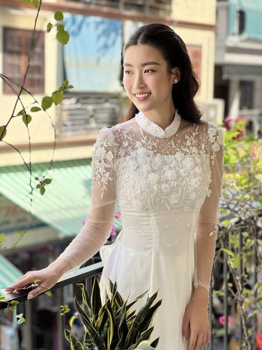 Hoa hậu Đỗ Mỹ Linh dịu dàng với áo dài trắng tinh khôi trong lễ ăn hỏi