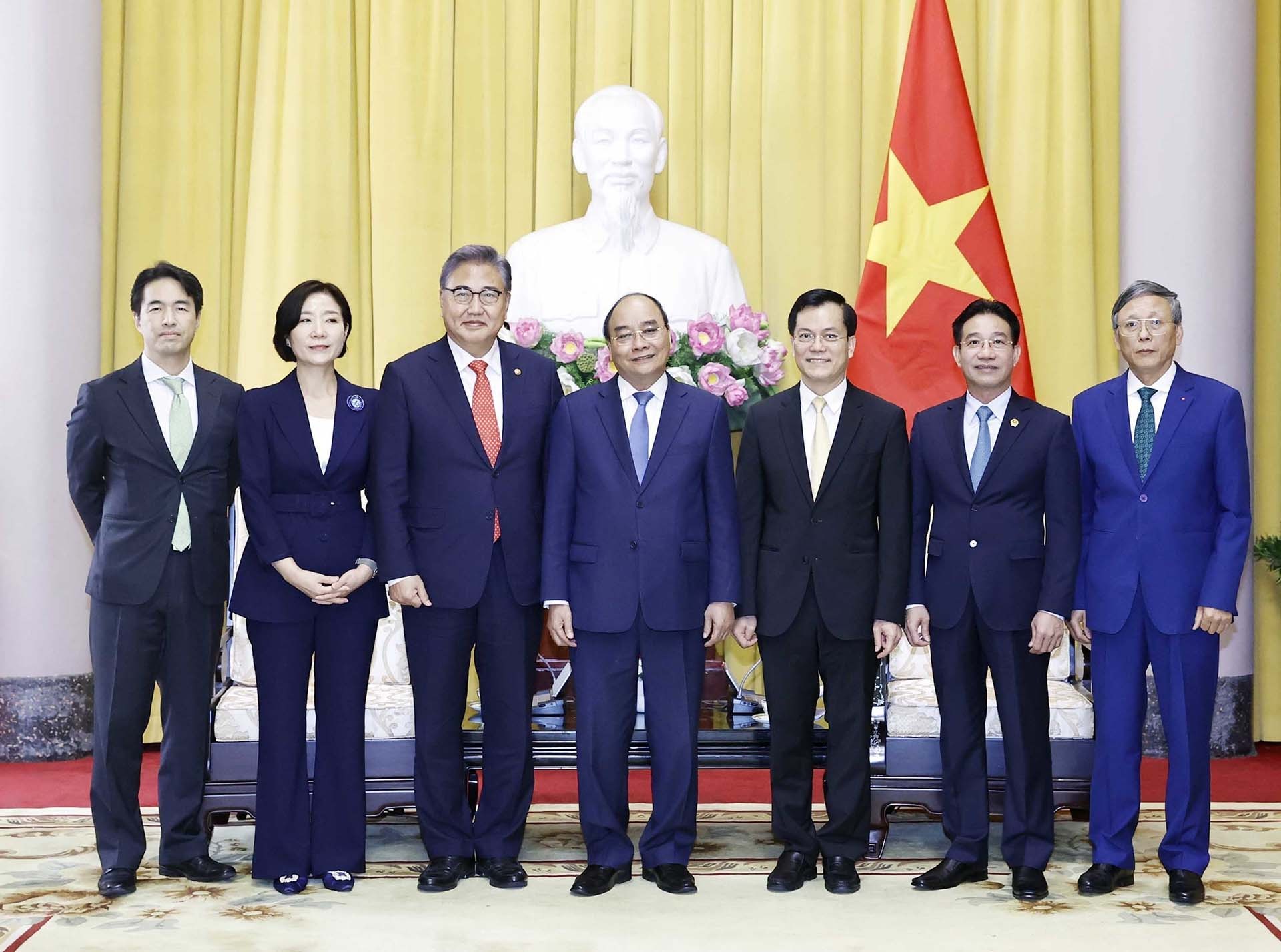 Chủ tịch nước Nguyễn Xuân Phúc và Bộ trưởng Ngoại giao Hàn Quốc Park Jin chụp ảnh chung với các đại biểu. (Nguồn: TTXVN)