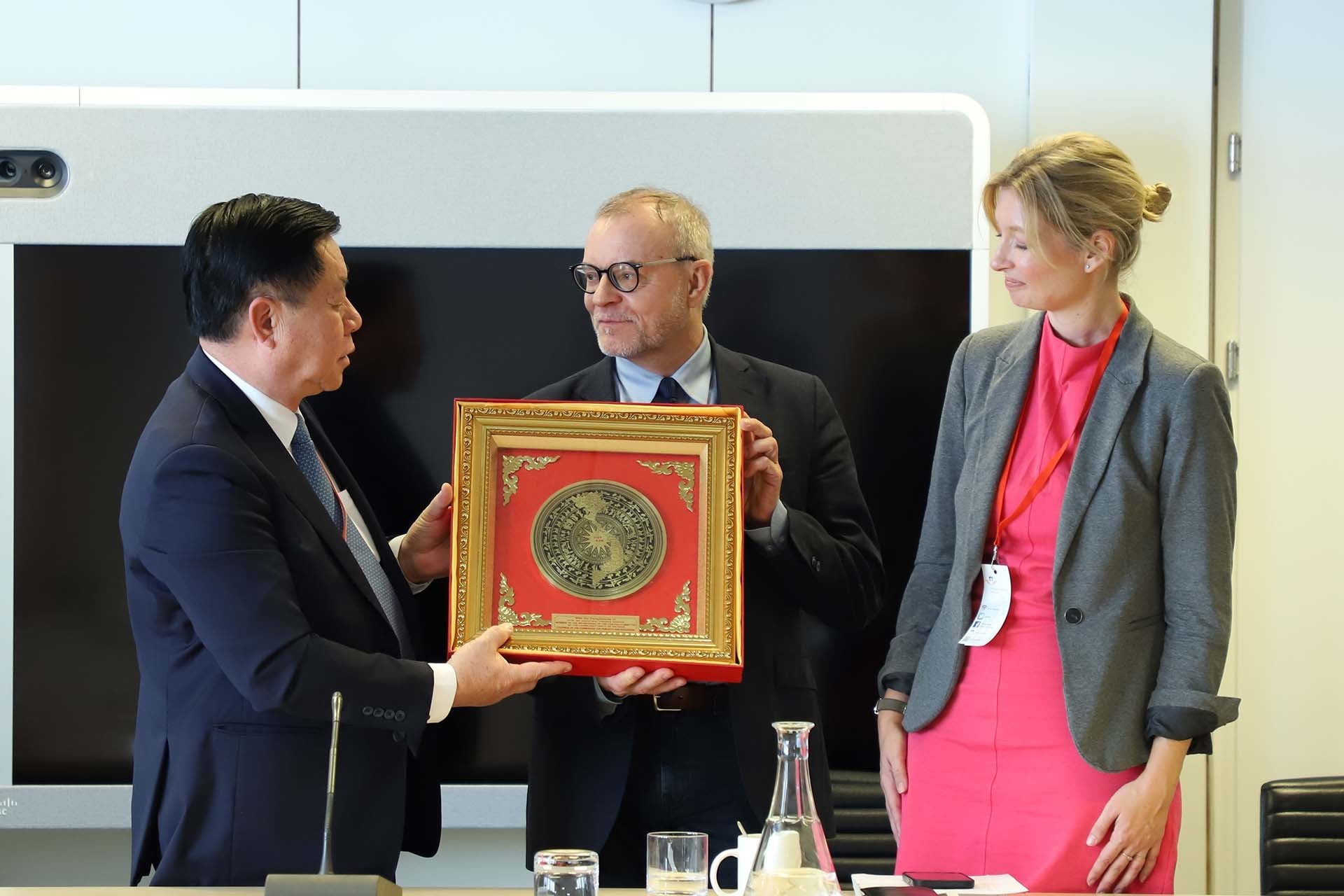 Đồng chí Nguyễn Trọng Nghĩa tặng tranh lưu niệm cho ông Harald Troch, Phó Chủ nhiệm Ủy ban Nhân quyền, Ủy ban Đối ngoại Quốc hội Áo. (Nguồn: TTXVN)