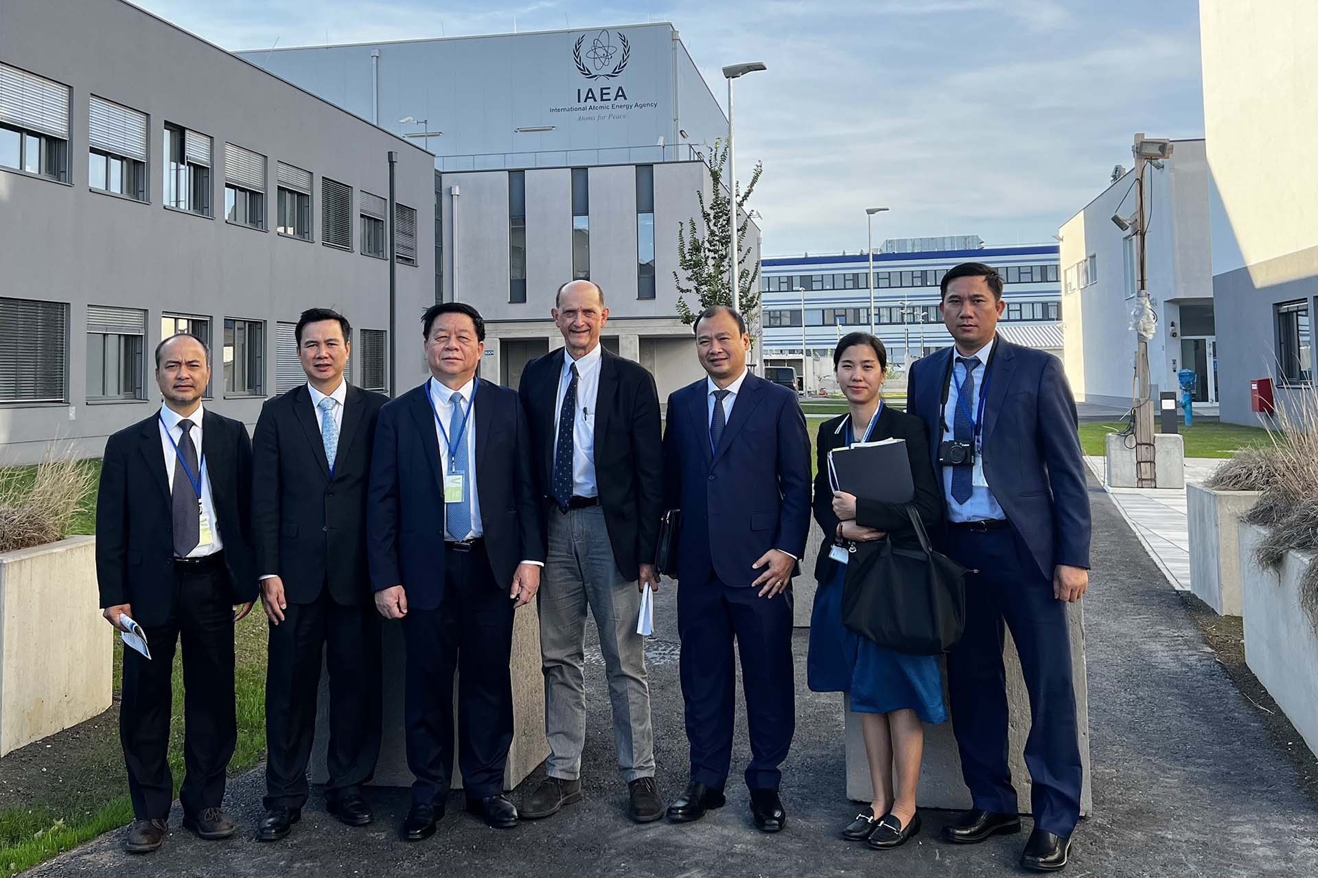 Đồng chí Nguyễn Trọng Nghĩa thăm Trung tâm Nghiên cứu và thí nghiệm hàng đầu thế giới của Cơ quan Năng lượng nguyên tử Quốc tế (IAEA) tại Áo. (Nguồn: TTXVN)