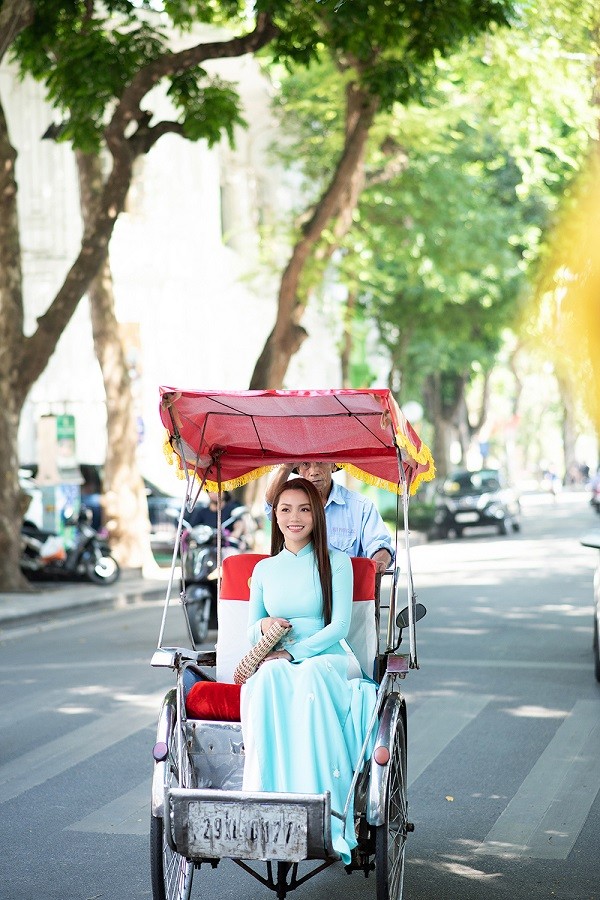 Ca sĩ Nguyễn Ngọc Anh dịu dàng cùng tà áo dài dạo phố dưới nắng Thu Hà Nội