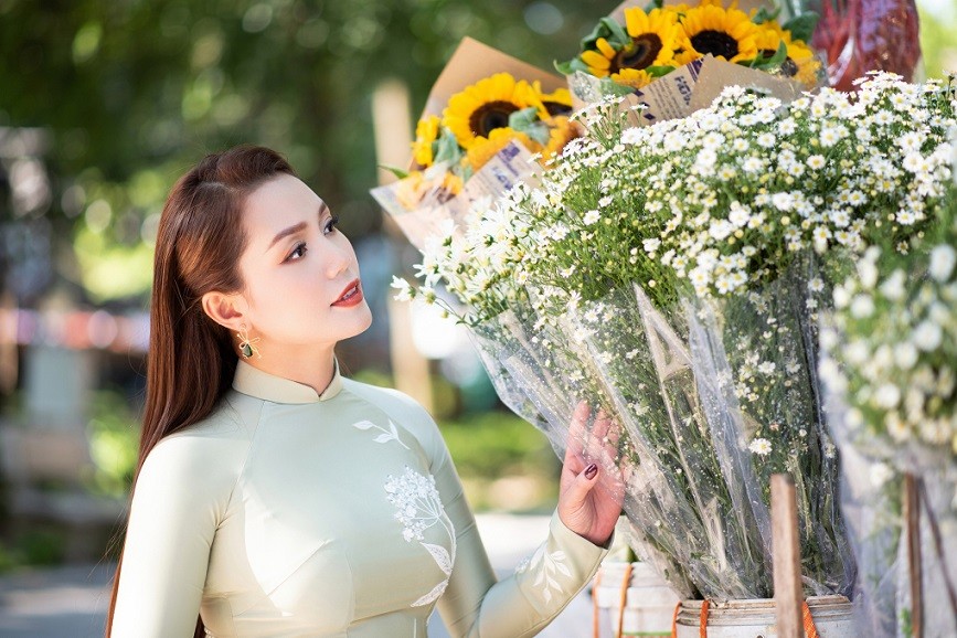 Ca sĩ Nguyễn Ngọc Anh dịu dàng cùng tà áo dài dạo phố dưới nắng Thu Hà Nội