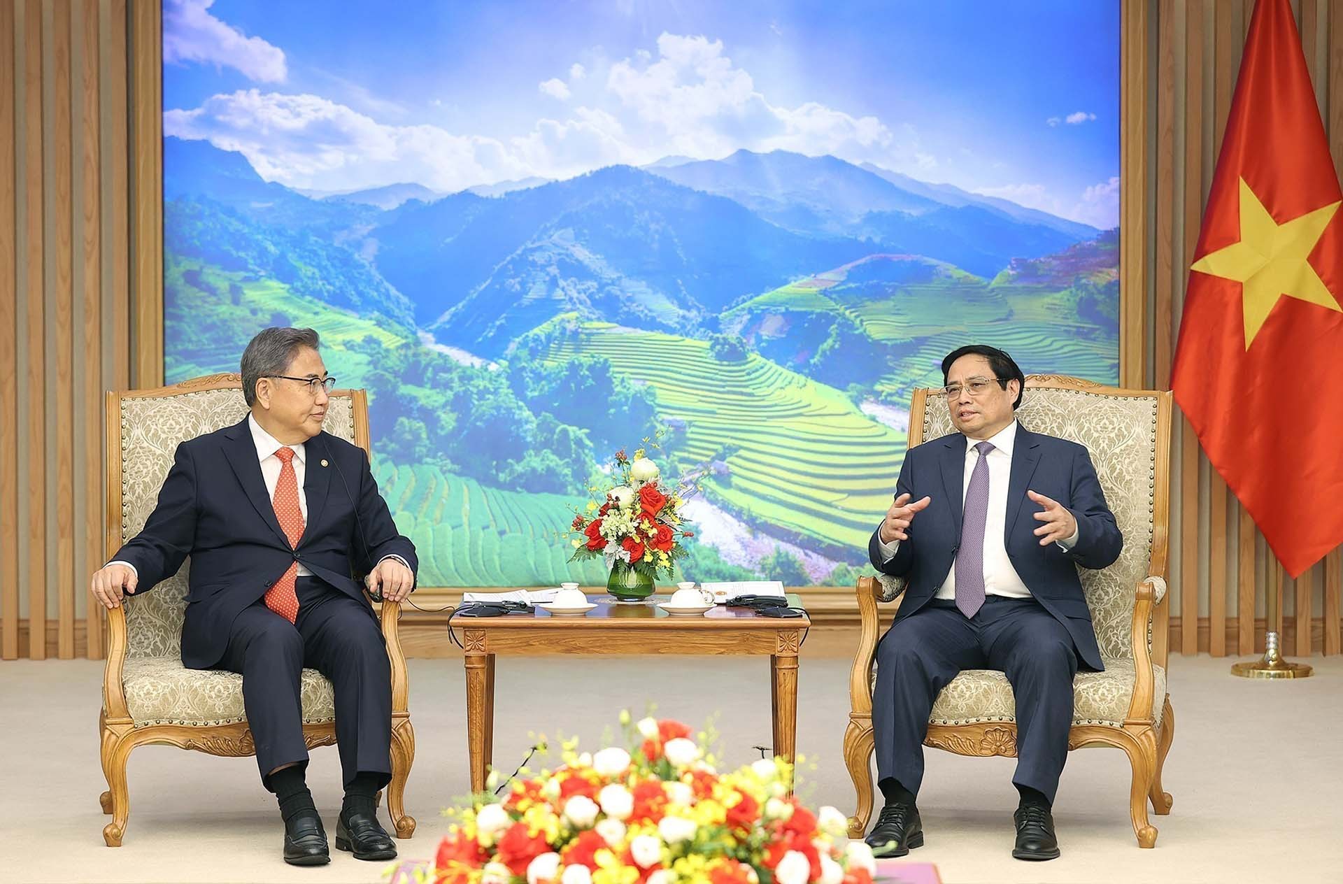 Thủ tướng Phạm Minh Chính tiếp Bộ trưởng Ngoại giao Hàn Quốc Park Jin. (Nguồn: TTXVN)