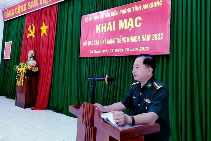 Đại tá Trần Ngọc Châu, Phó Chỉ huy trưởng BĐBP An Giang phát biểu tại buổi Lễ Khai giảng lớp đào tạo kỹ năng tiếng Khmer. (Ảnh: Chiến Khu)