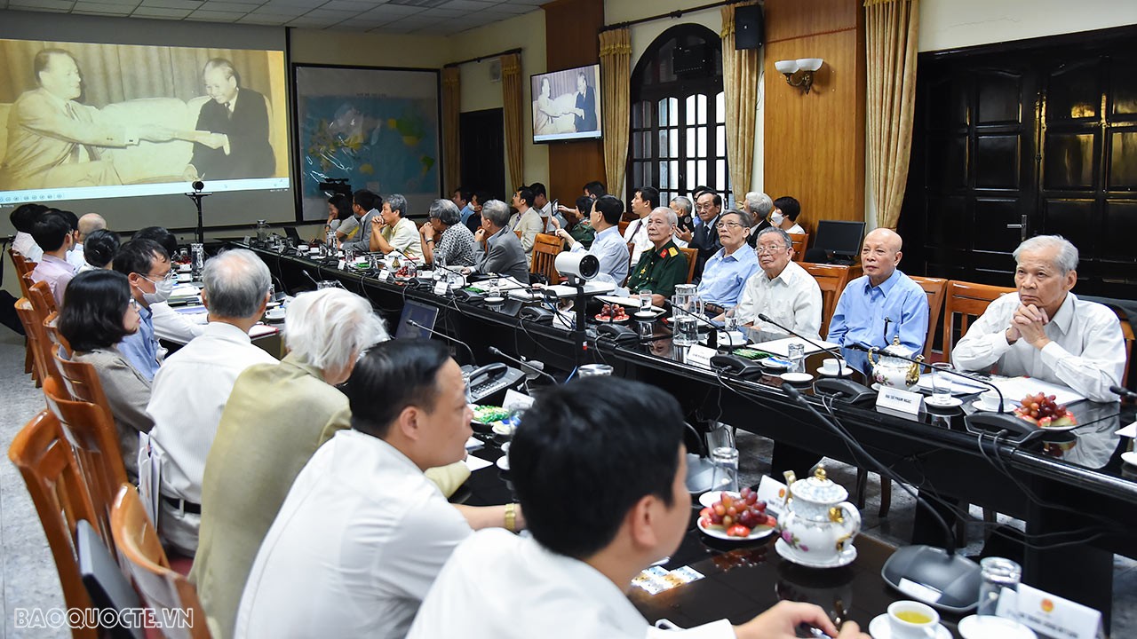 Chiều 18/10, tại Hà Nội, Ủy viên Trung ương Đảng, Bộ trưởng Bộ Ngoại giao Bùi Thanh Sơn chủ trì Tọa đàm “Xuân Thủy - Nhà ngoại giao tài năng, nhà lãnh đạo xuất sắc” nhân kỷ niệm 110 năm Ngày sinh của đồng chí Xuân Thủy. (Ảnh: Tuấn Anh)