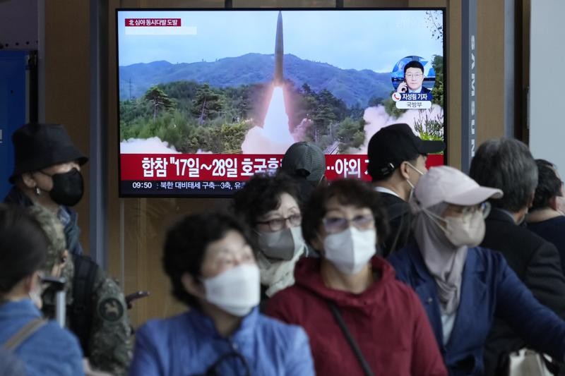 Hình ảnh Triều Tiên bắn tên lửa được phát tại nhà ga ở Seoul, Hàn Quốc. (Nguồn: AP)
