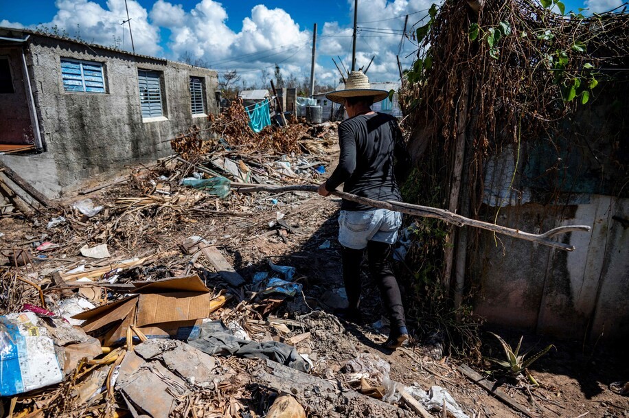 (10.19) Một người phụ nữ di chuyển tại khu vực chịu ảnh hưởng của bão Ian tại La Coloma, tỉnh Pinar del Rio ngày 13/10. (Nguồn: AFP/Getty Images)