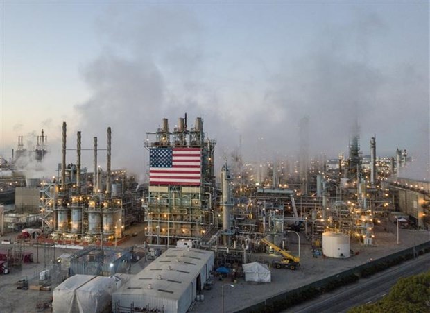 Mỹ sắp đưa ra kế hoạch hỗ trợ ngành dầu mỏ. Một cơ sở lọc dầu của Mỹ ở Carson, bang California. (Nguồn: AFP)