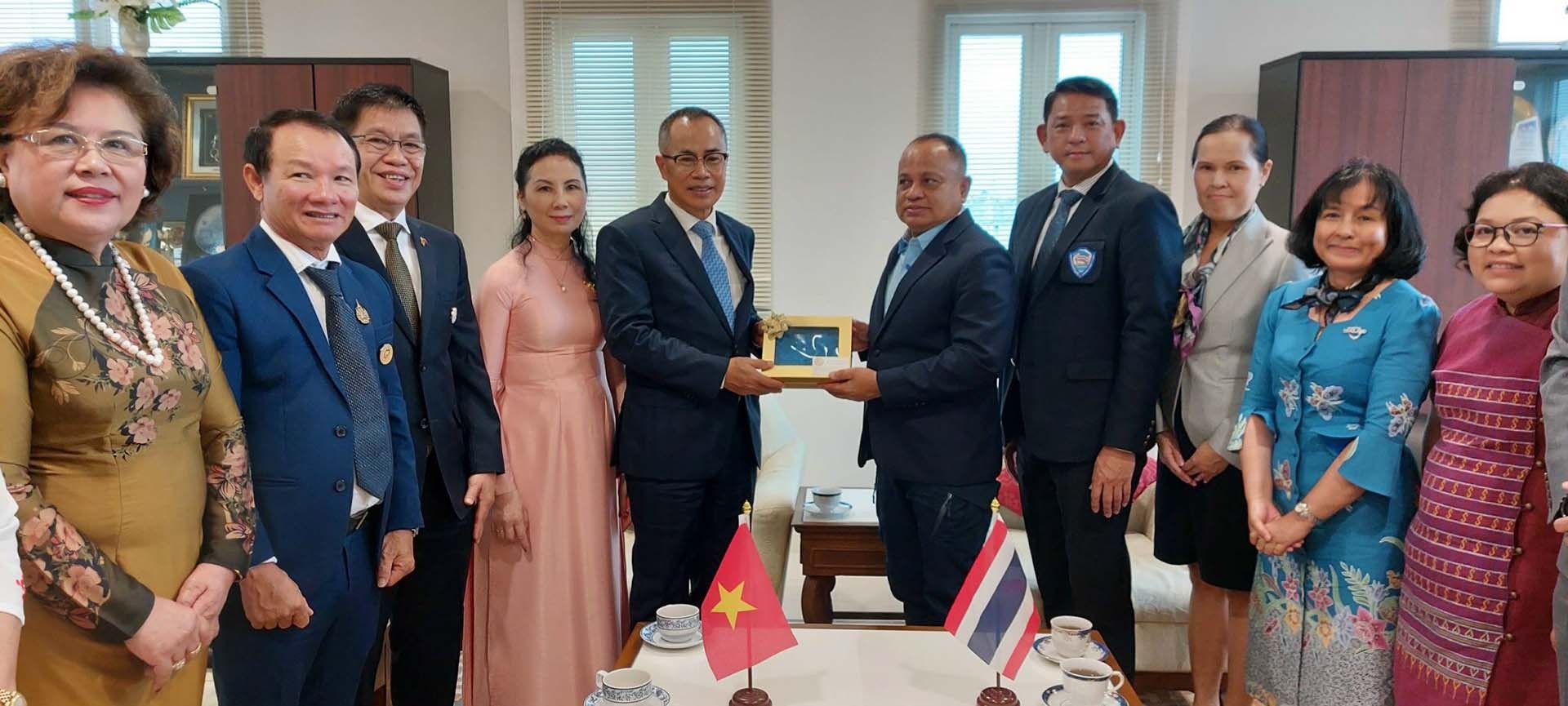 Tỉnh trưởng tỉnh Phuket Narong Wun Siew tặng quà lưu niệm Đại sứ Phan Chí Thành.