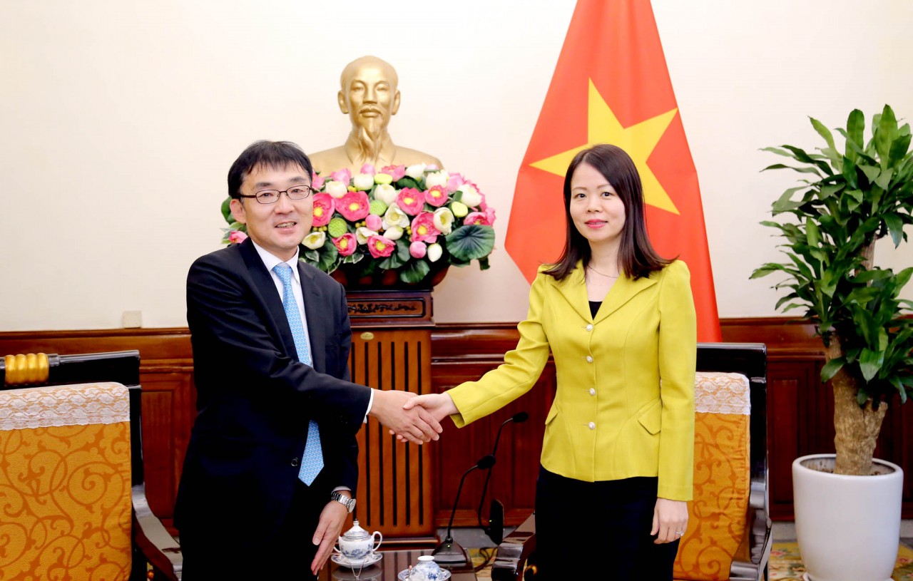 Trợ lý Bộ trưởng Ngoại giao Nguyễn Minh Hằng tiếp Cố vấn đặc biệt Bộ trưởng Bộ Kinh tế, công nghiệp và thương mại Nhật Bản