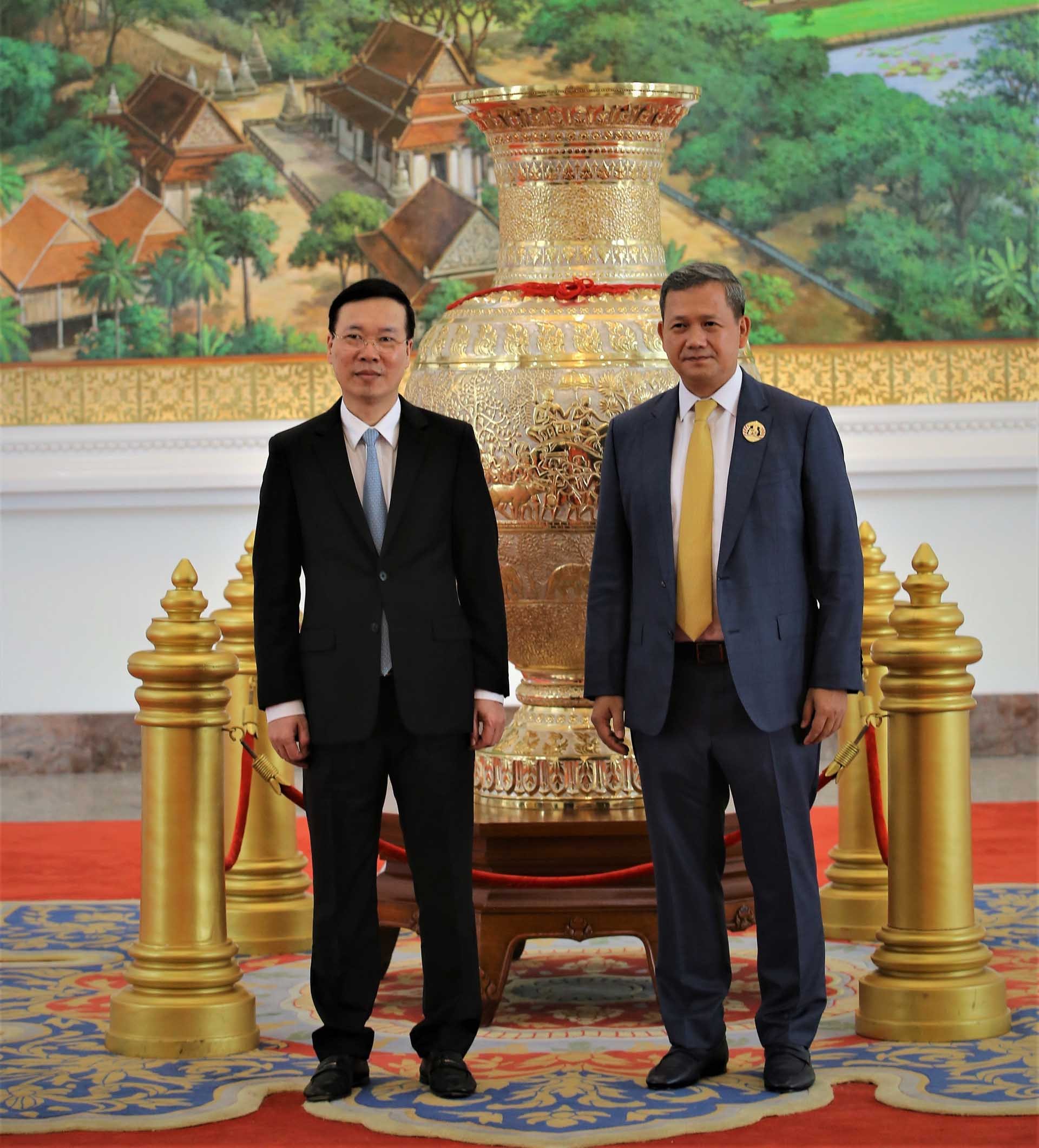 Thường trực Ban Bí thư Võ Văn Thưởng và Đại tướng Hun Manet chụp ảnh lưu niệm sau cuộc gặp. (Nguồn: TTXVN)