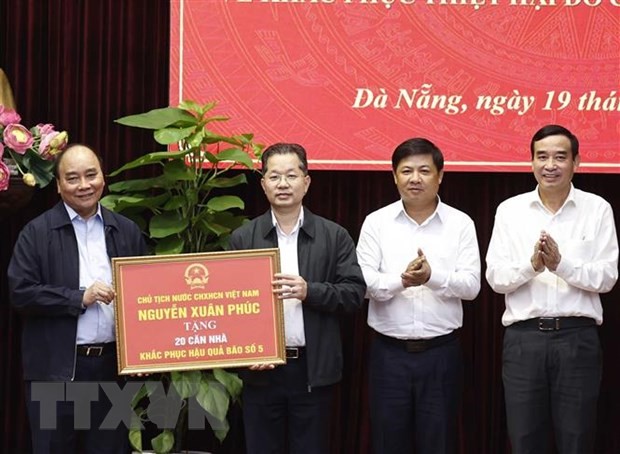 President inspects Da Nang’s efforts to overcome storm, flood consequences