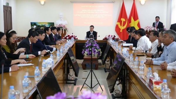 Party official meets Vietnamese community in Cambodia