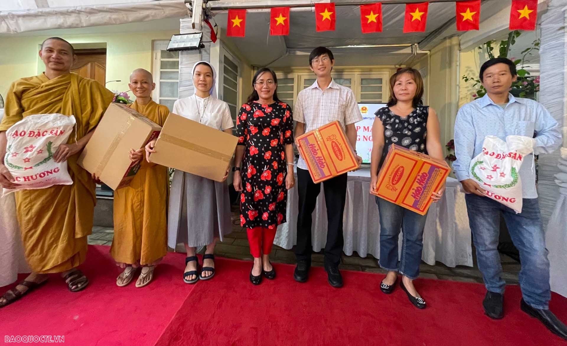 Đại sứ Hồ Thị Thanh Trúc tặng quà cho đại diện bà con cộng đồng.