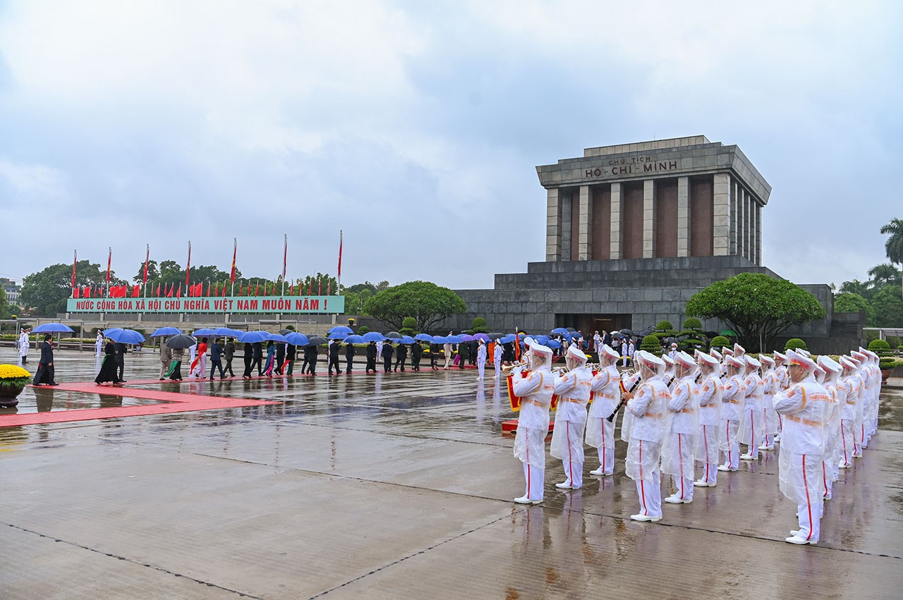 Đại biểu Quốc hội dự kỳ họp thứ 4, khóa XV vào Lăng viếng Chủ tịch Hồ Chí Minh