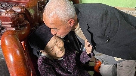 Cuộc đoàn tụ xúc động của một người Algeria gốc Việt với mẹ đẻ sau gần 60 năm