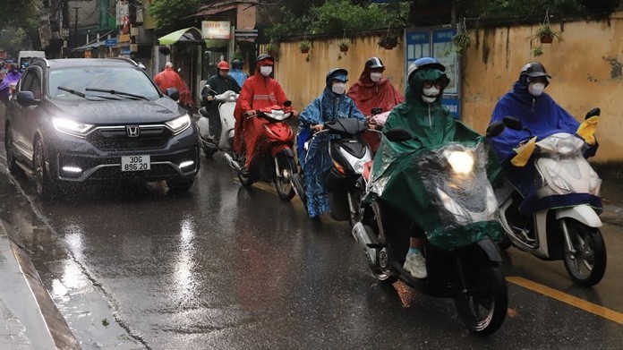 Dự báo thời tiết đêm nay và ngày mai (20-21/10): Hà Nội, Bắc Bộ trời rét và có mưa; Trung Bộ có mưa rất to; Nam Bộ chiều tối mưa to cục bộ