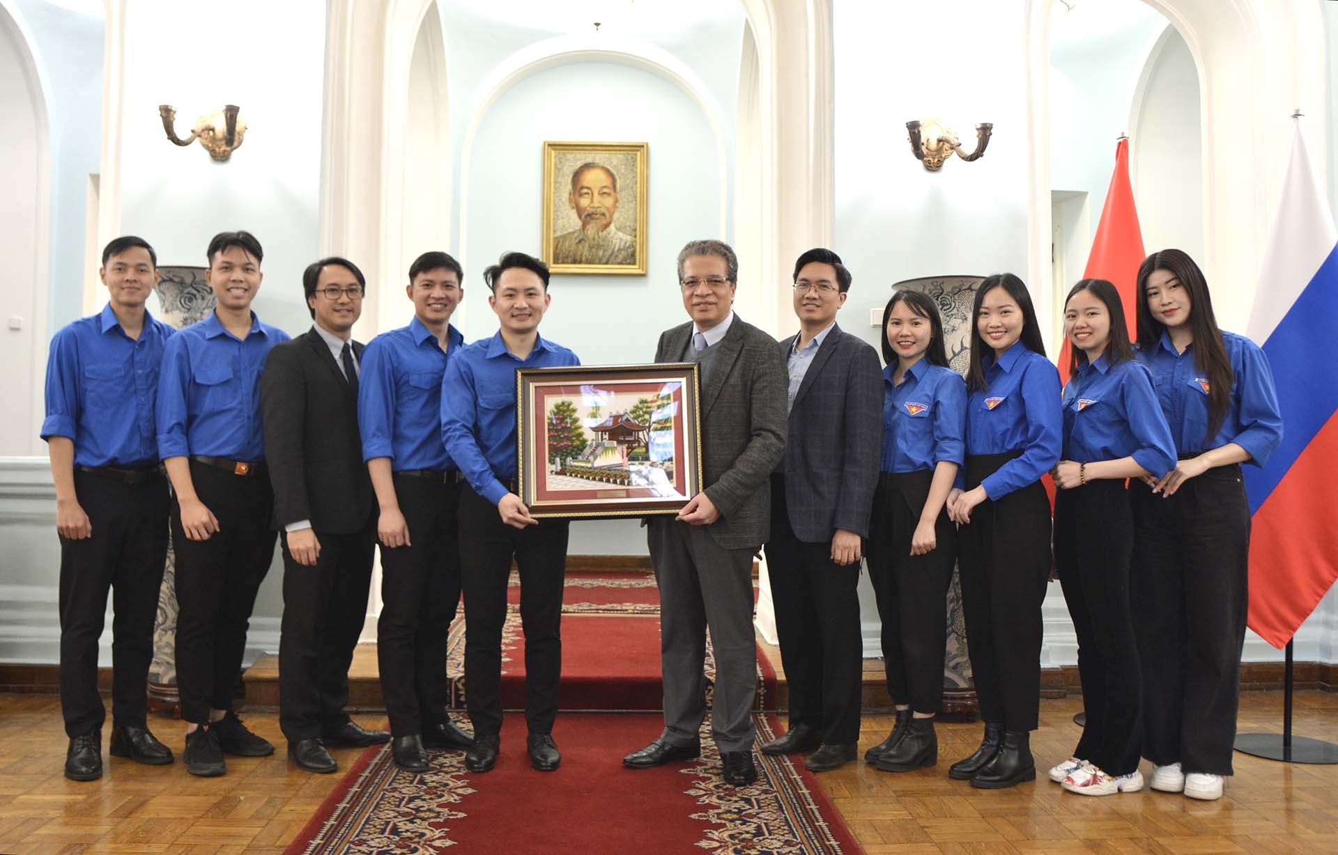 Đại sứ Đặng Minh Khôi trao quà và chụp ảnh lưu niệm với Ban Cán sự Đoàn tại Liên bang Nga.
