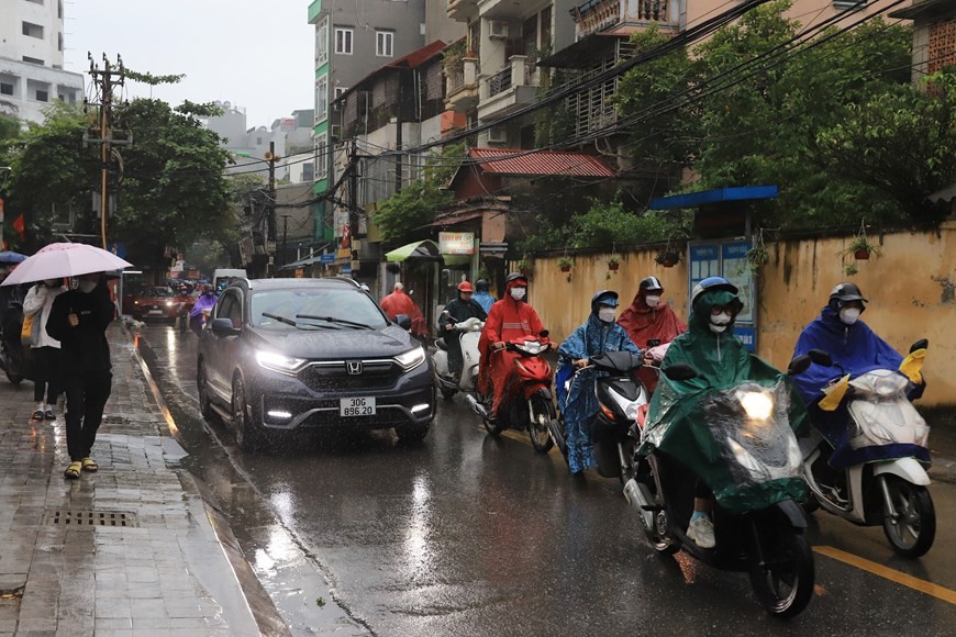 Dự báo thời tiết đêm nay và ngày mai (20-21/10): Hà Nội, Bắc Bộ trời rét và có mưa; Trung Bộ có mưa rất to; Nam Bộ chiều tối mưa to cục bộ