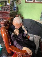 Cuộc đoàn tụ xúc động của một người Algeria gốc Việt với mẹ đẻ sau gần 60 năm