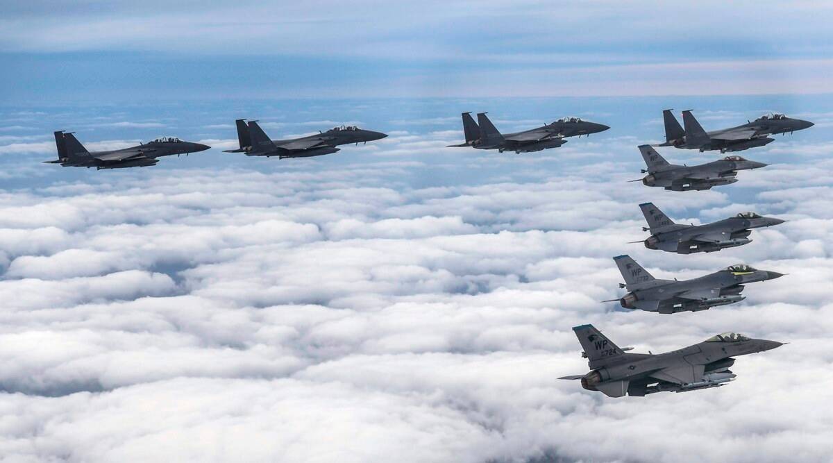 Máy bay chiến đấu F15K của Không quân Hàn Quốc và máy bay chiến đấu F-16 của Không quân Mỹ bay theo đội hình, ngày 4/10. (Nguồn: AP)