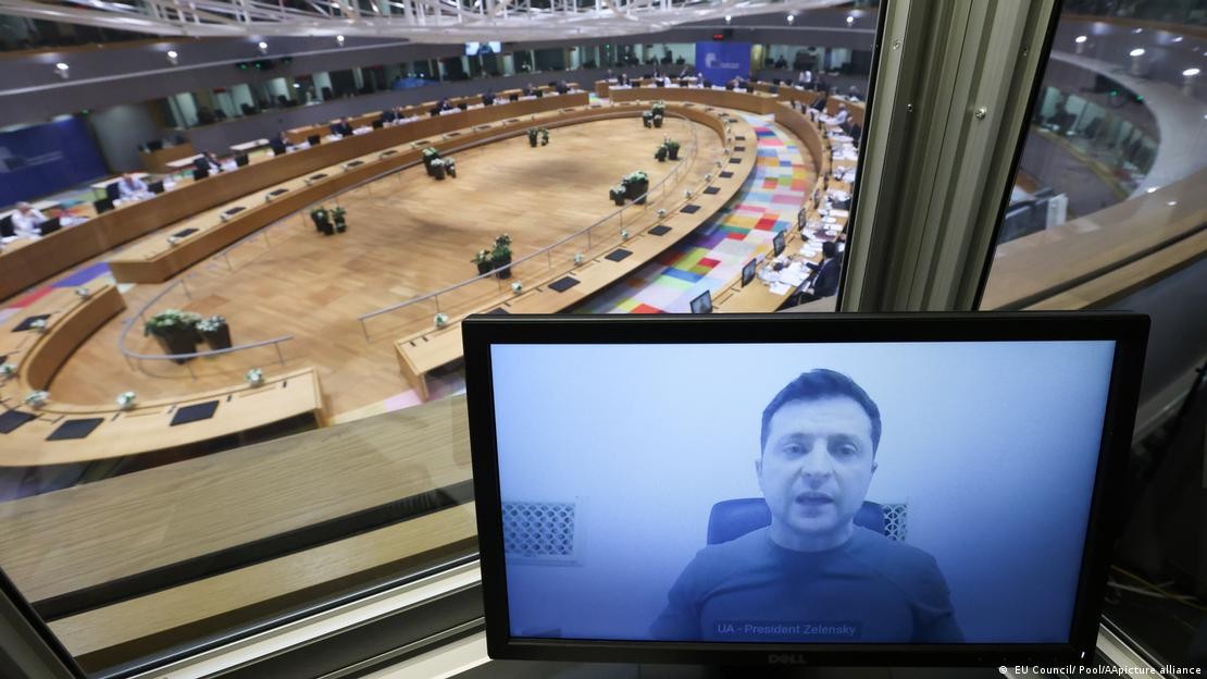 Tổng thống Ukraine Volodymyr Zelensky phát biểu qua video gửi tới hội nghị thượng đỉnh EU. (Nguồn: DW)